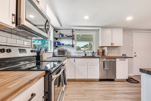 Cottage (2 Bedrooms) | Interior - Centrally Located Merritt Island Cottage w/ Deck! (Merritt Island)