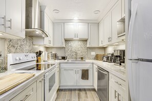 Apartment (2 Bedrooms) | Interior - Oceanside Condo w/ Pool & Hot Tub Access! (Oceanside)