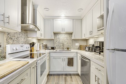 Oceanside Condo w/ Pool & Hot Tub Access!