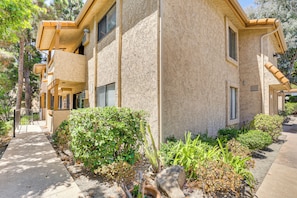 Apartment (2 Bedrooms) | Interior - Oceanside Condo w/ Pool & Hot Tub Access! (Oceanside)