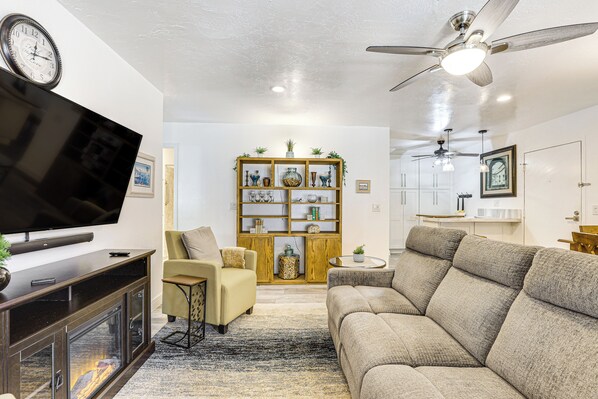 Apartment (2 Bedrooms) | Front of property - Oceanside Condo w/ Pool & Hot Tub Access! (Oceanside)
