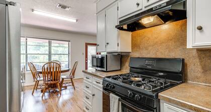 2 Mi to Kyle Field: Bryan Home w/ Fenced Yard