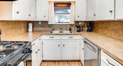 2 Mi to Kyle Field: Bryan Home w/ Fenced Yard