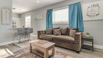 Apartment (3 Bedrooms) | Living area | TV, books