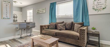 Apartamento (3 Bedrooms) | Zona de estar | Una televisión, libros