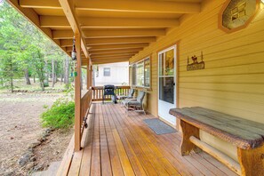 A wooden deck with a bench, a grill, and two chairs. - 4 Mi to Lake: Pet-friendly Cabin in Pinetop (Pinetop)