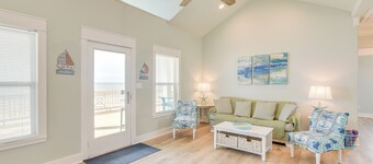 Hot Tub + Bay Views: Beachfront Gilchrist Retreat