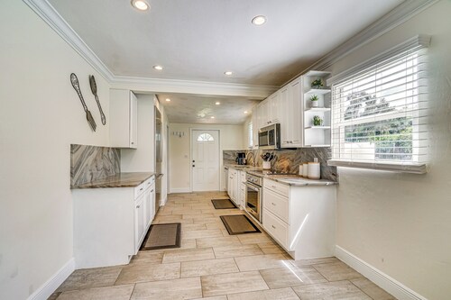 Walk to Buckingham Farms: Peaceful Fort Myers Home