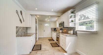 Walk to Buckingham Farms: Peaceful Fort Myers Home