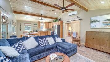 Rumah (2 Bedrooms) | Area keluarga | TV dan buku