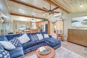 Casa (2 Bedrooms) | Zona de estar | Una televisión, libros