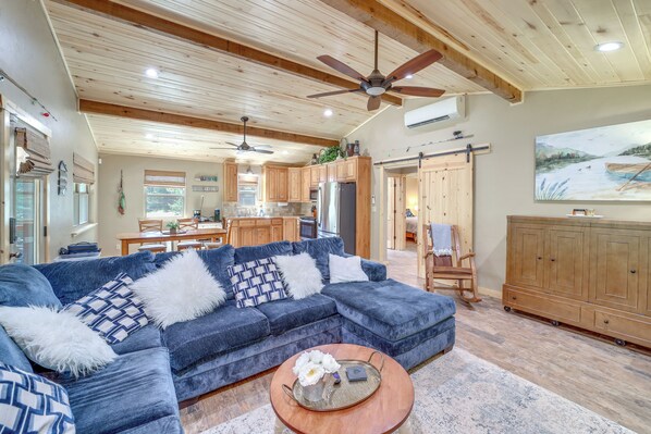 Casa (2 Bedrooms) | Área de sala de estar | Televisión y libros 