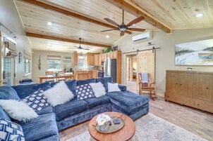 House (2 Bedrooms) | Living area | TV, books