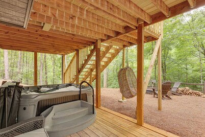 Family-friendly Dadeville Cabin w/ Hot Tub & Porch