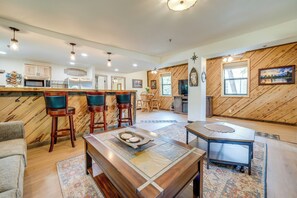 獨棟房屋 (2 Bedrooms) | 起居區 | 電視、壁爐、電視遊樂器、 DVD 播放機