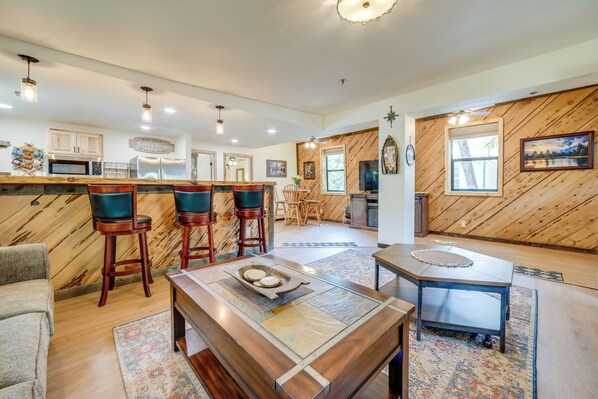 Casa (2 Bedrooms) | Área de sala de estar | Televisión, chimenea, consola de videojuegos y reproductor de DVD 