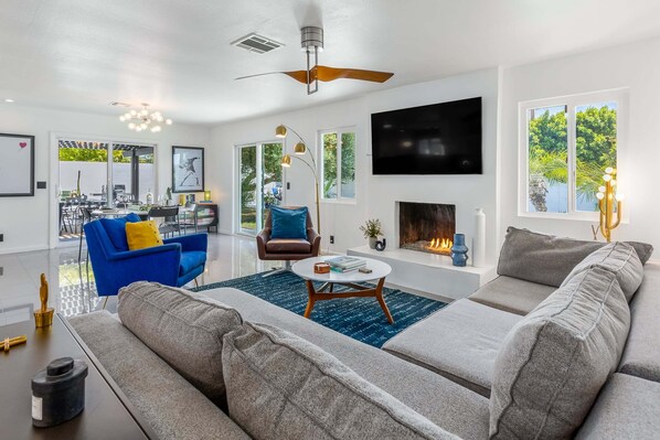 Smart TV, fireplace