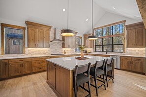 Fridge, microwave, oven, stovetop - Forest View Getaway with Access to Forest House (Sunriver)