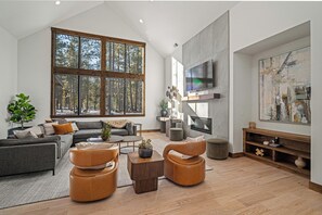 Televisión y chimenea 