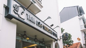 Un edificio con un letrero que dice "I AM CAFE" y un letrero para "Cafetería".