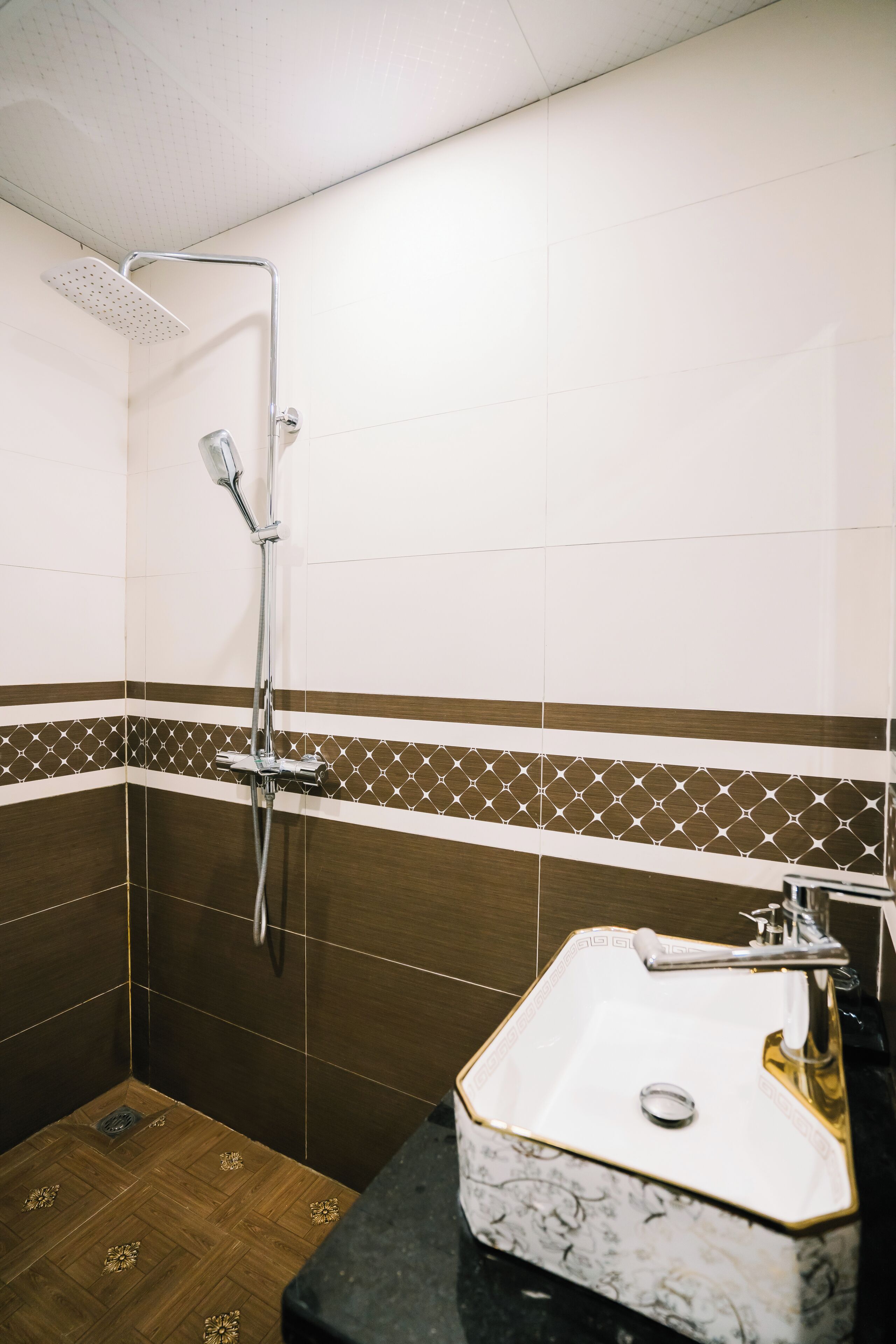 Family Triple Room | Bathroom | Shower, hair dryer, slippers, towels