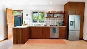 Refrigerador, microondas, placa de cocina, lavavajillas