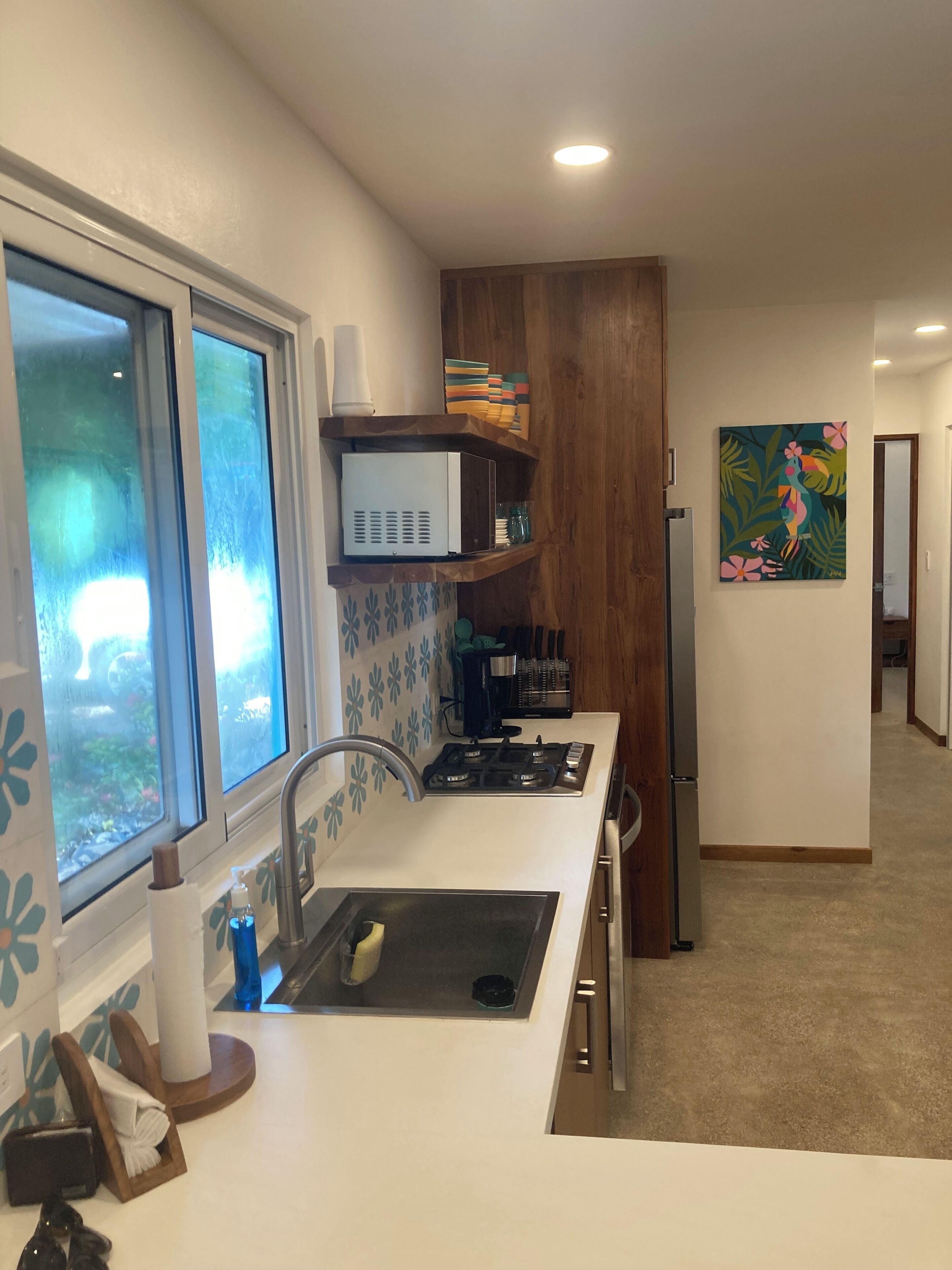 Een koelkast, een microgolfoven, een kookplaat, een vaatwasser