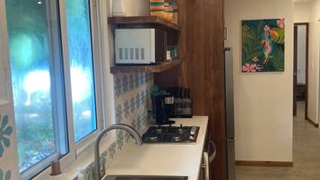 Geladeira, micro-ondas, cooktop, lava-louças