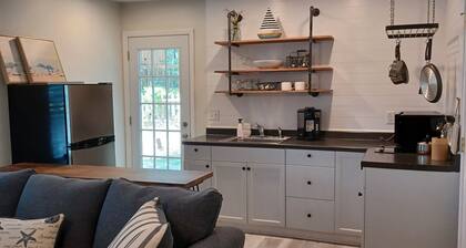 Charming 1-bedroom cottage in lovely Pawleys Island with fast WiFi.