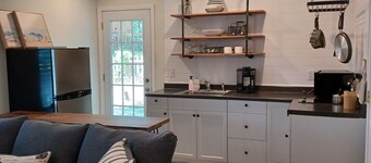 Charming 1-bedroom cottage in lovely Pawleys Island Walk to Boat ramp Dogs ok