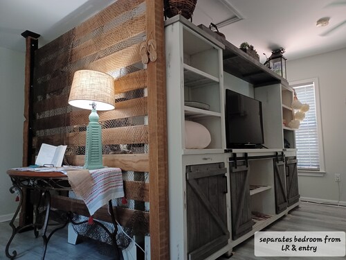 Charming 1-bedroom cottage in lovely Pawleys Island Walk to Boat ramp Dogs ok