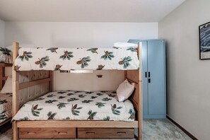 2 bedrooms, bed sheets - Rare, 2 bedroom cascades unit! (Newry)