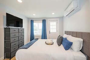 4 bedrooms, desk, WiFi, bed sheets