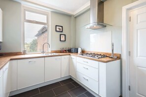 Fridge, microwave, oven, stovetop - Host & Stay | Newton House (Alnwick)