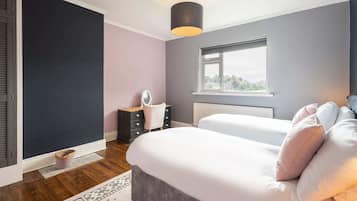 4 bedrooms, iron/ironing board, WiFi, bed sheets