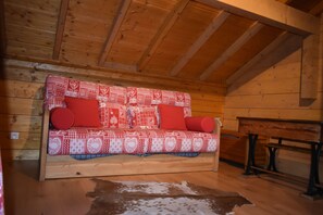 Fernseher, Kamin, DVD-Player, Bücher