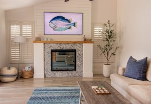 Smart TV, fireplace, video games, books - Pelican Point Family Fun and Heated Pool (Cape Coral)