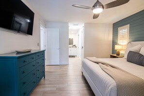 3 quartos, escrivaninha, ferros/tábuas de passar roupa, berço de viagem