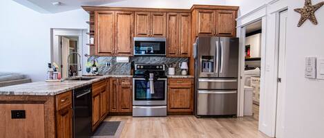 Refrigerador, microondas, horno, placa de cocina
