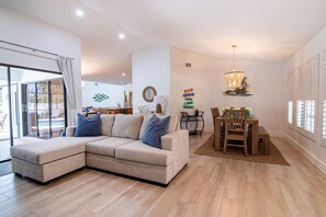 TV connectée, cheminée, jeux vidéo, livres