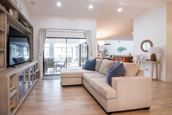 TV connectée, cheminée, jeux vidéo, livres