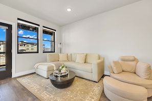 TV - Gorgeous, brand new condo within minutes of skiing and boating! Great Views! (Deer Valley)