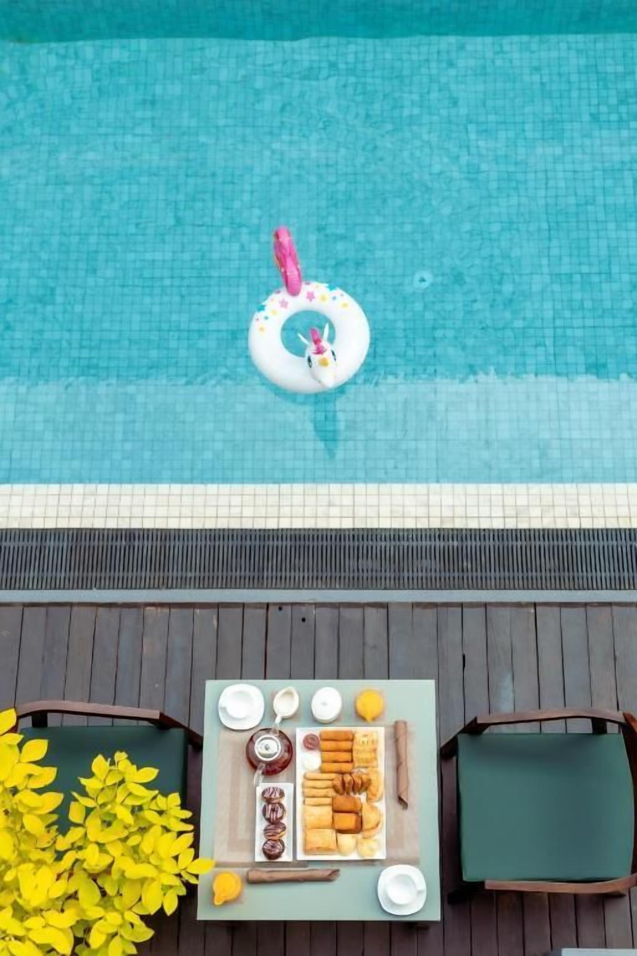 Piscina externa, funciona das 9h às 22h, espreguiçadeiras