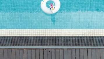 Piscina externa, funciona das 9h às 22h, espreguiçadeiras