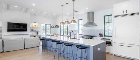 Kylskåp, mikrovågsugn, ugn och spishäll