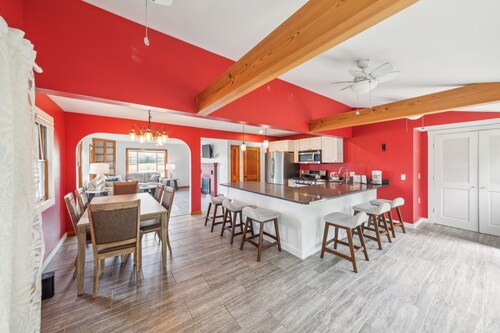 Stowe Retreat Mountain Views & Fenced Backyard by RedAwning