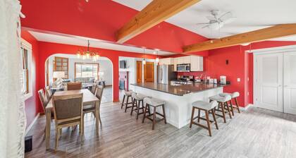 Stowe Retreat Mountain Views & Fenced Backyard by RedAwning