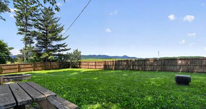 Stowe Retreat Mountain Views & Fenced Backyard by RedAwning