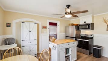 Casa, 2 habitaciones | Cocina privada | Refrigerador, horno, cafetera y tetera y tetera eléctrica
