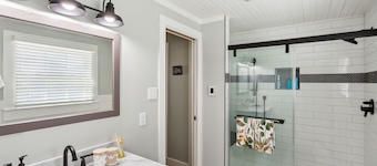 Charming Downtown Mccloud Retreat 2 Bedroom Home by RedAwning